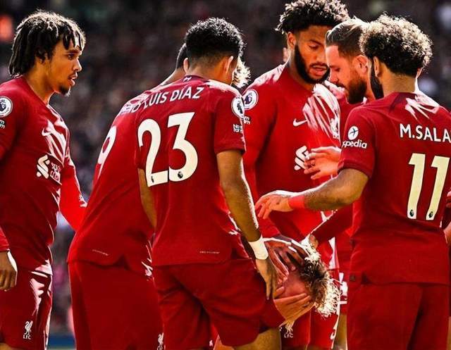 关于惊险的足球对决引发豪门之间争夺的信息