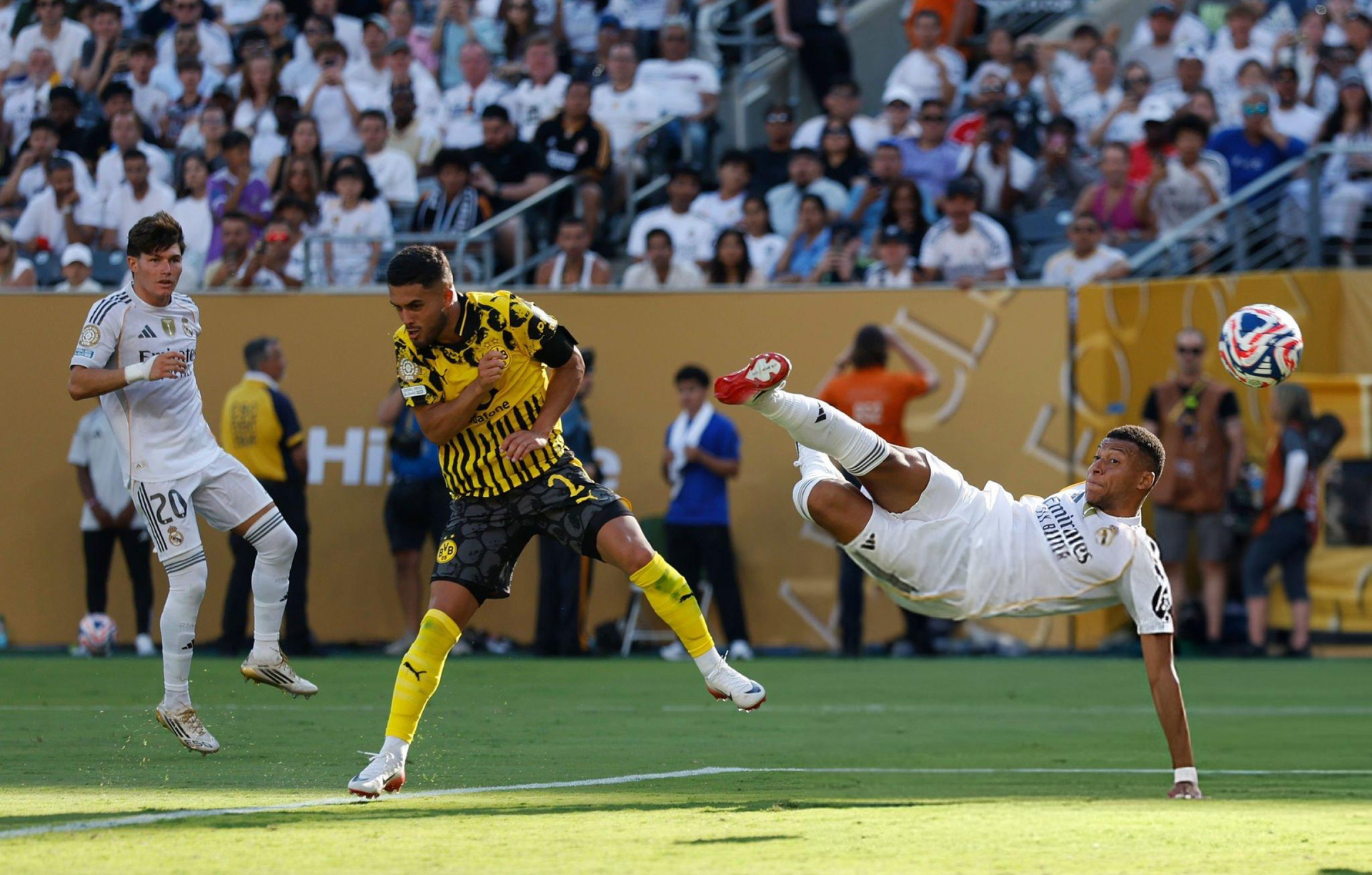 关于惊险的足球对决引发豪门之间争夺的信息