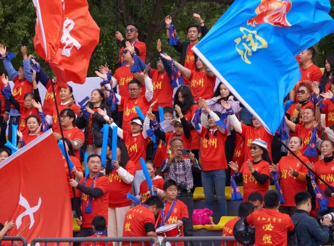 球迷为心仪球队全力呐喊加油