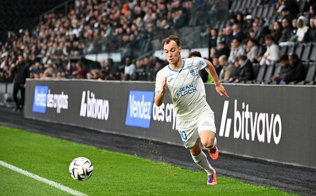 关于巴黎主场大胜洛里昂，领先优势扩大的信息