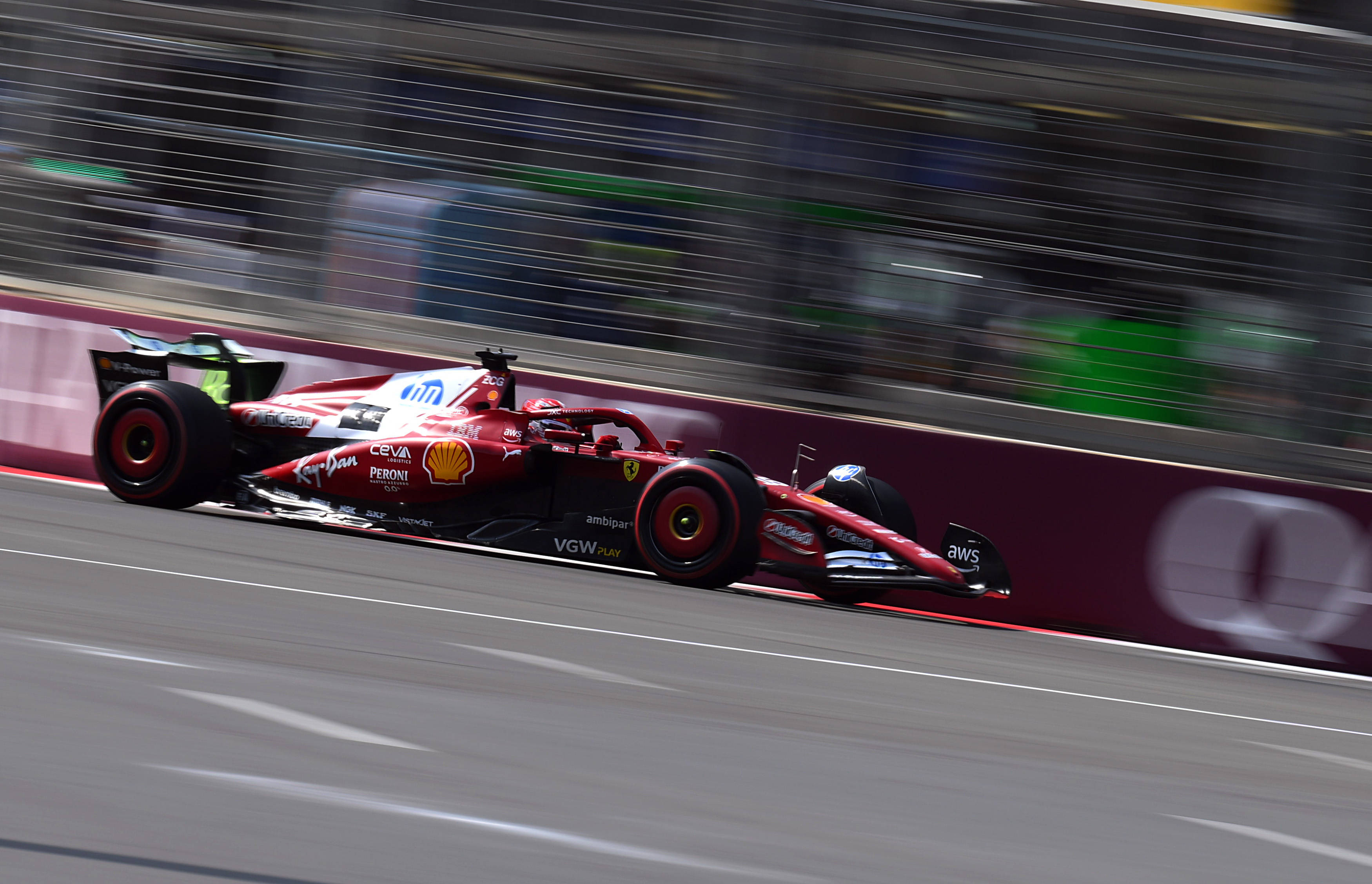 关于红牛二队鏖战迈凯伦，汉密尔顿统治全场的信息