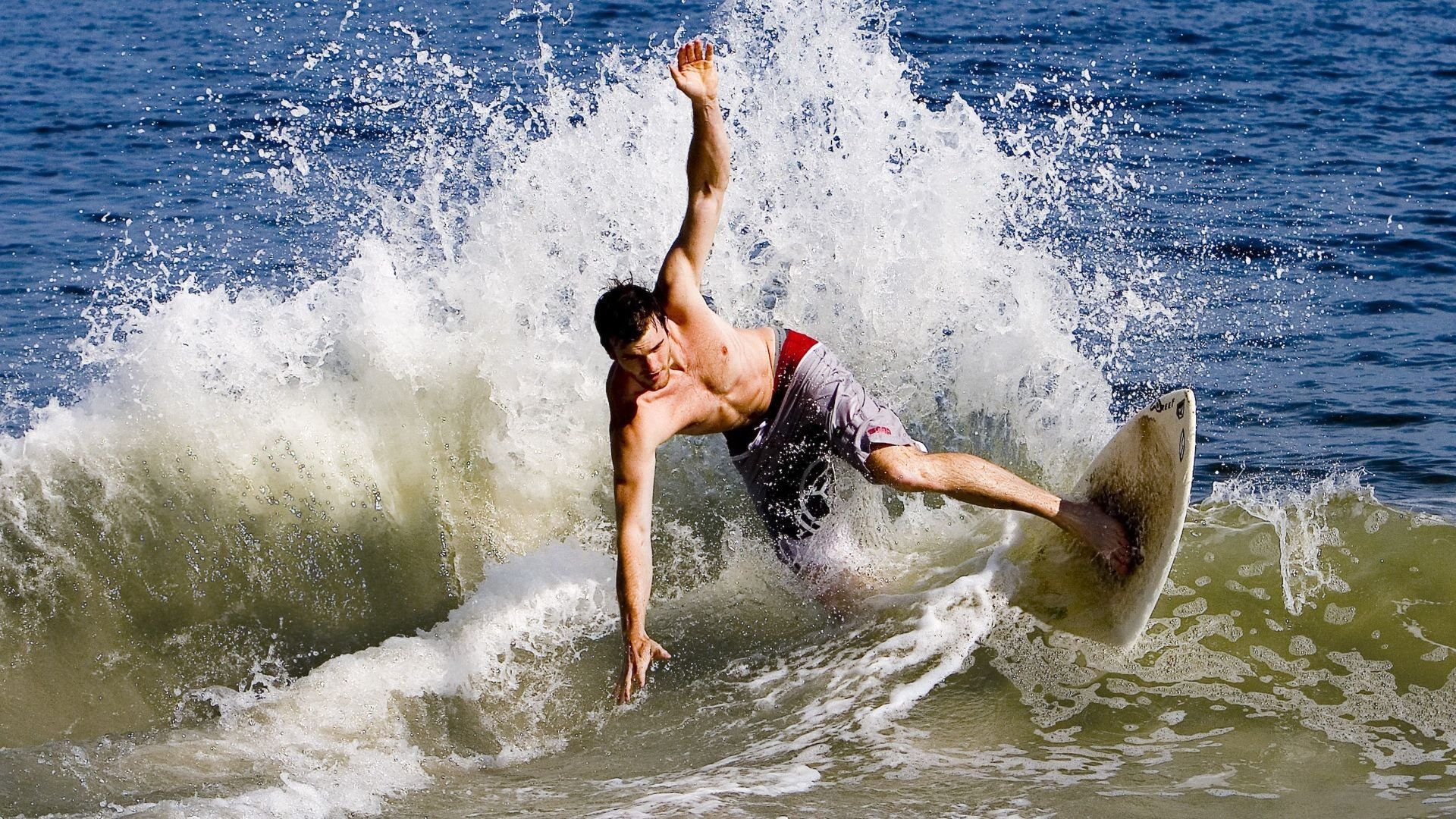 赛道与球场,霍勒迪的统治级数据与F1新赛季的轰鸣交响